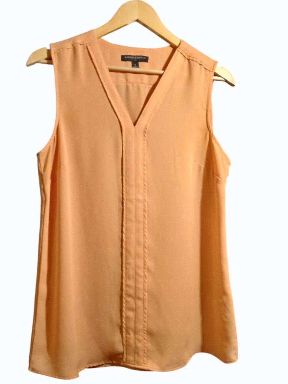 BANANA REPUBLIC Peach Sleeveless V-Neck Blouse - EUC